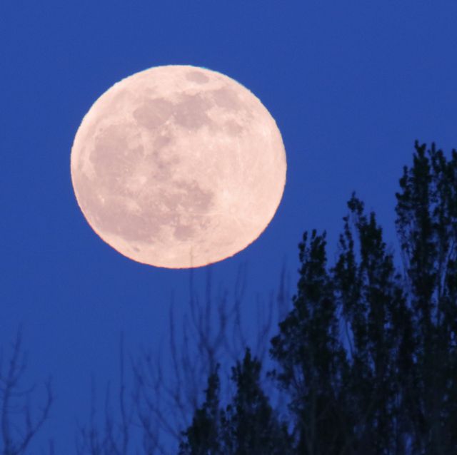 the exact super pink moon of april 2022, france