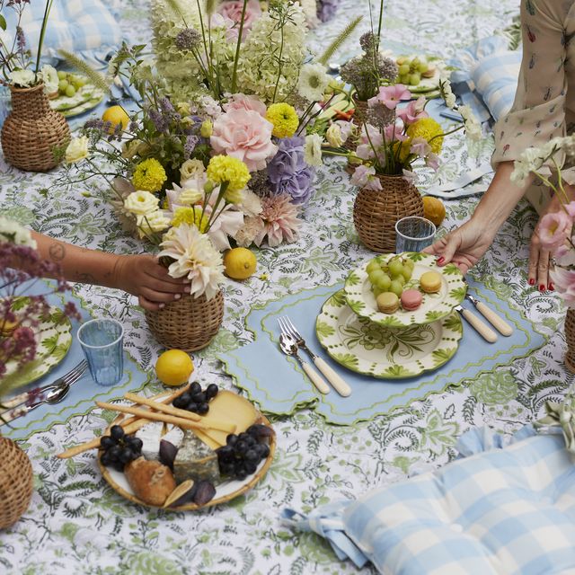 the expert guide to summer picnicscaping