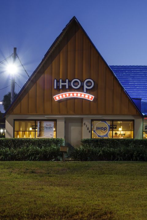 The exterior of IHOP in Kissimmee at night.
