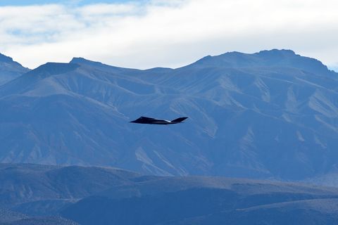 F-117 Nighthawk Stealth Fighter vuela en Death Valley, California