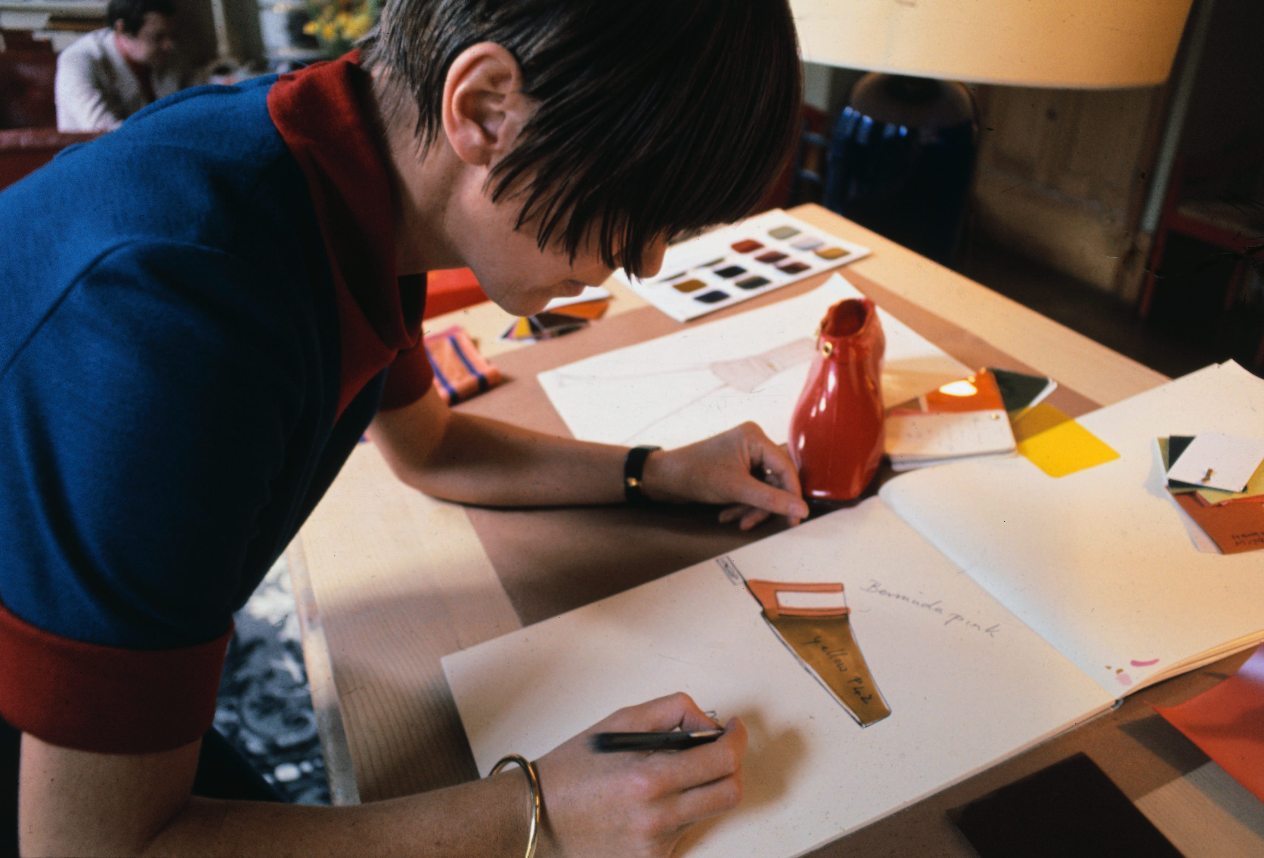 Mary Quant bei der Arbeit mit Parfüm