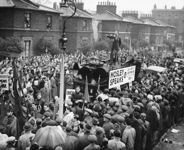 Oswald Mosley se dirige a una multitud en el este de Londres