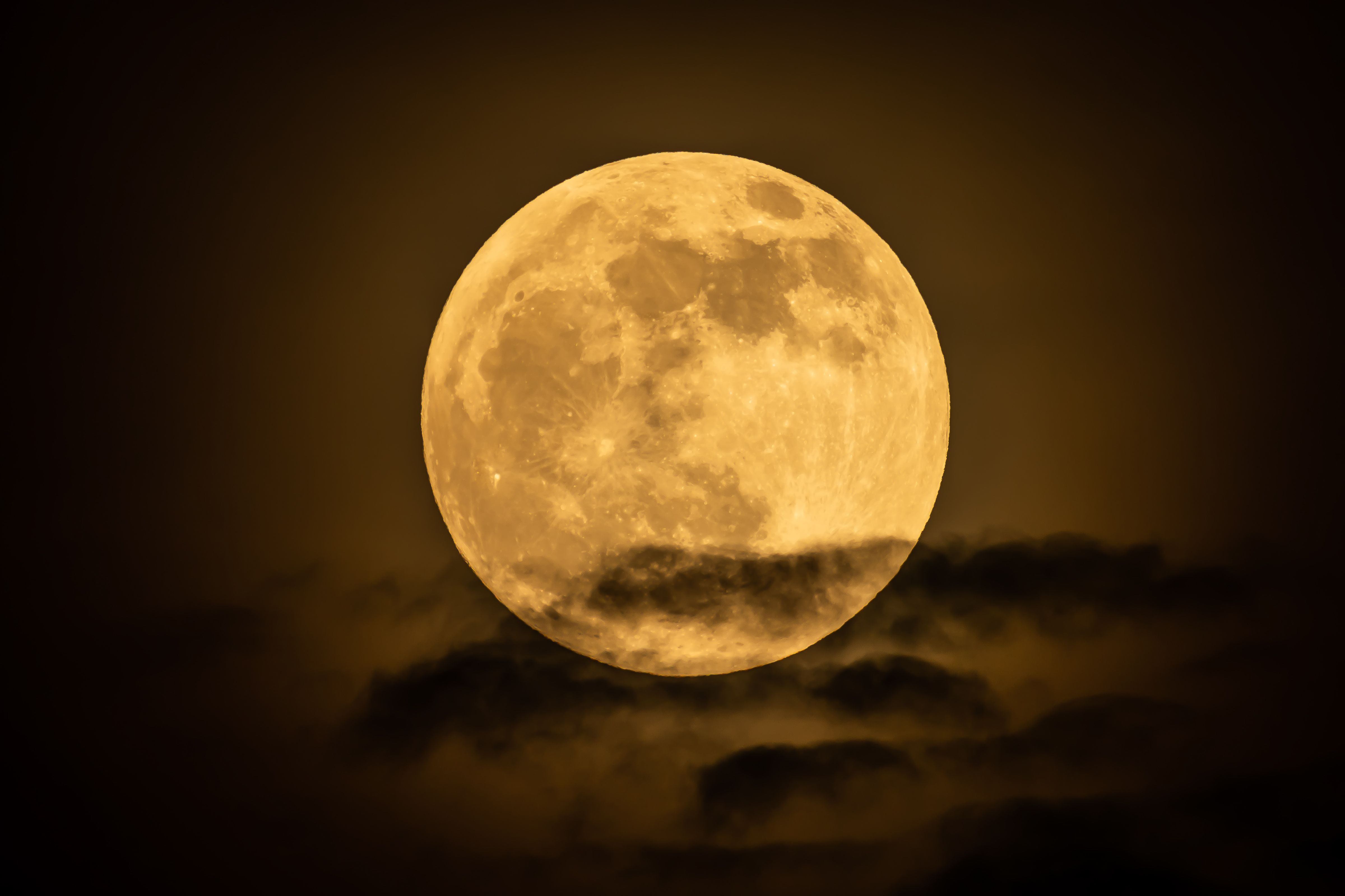 満月いつ 21年10月の満月は ハンターズムーン 観測できる時間や方角を解説