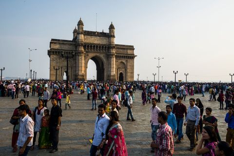 the gateway of india in the suburb colaba with many people
