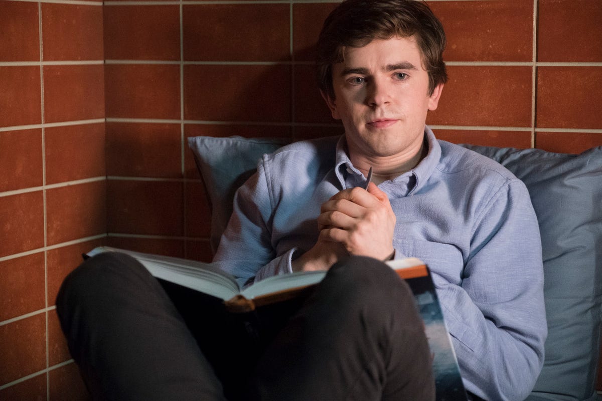 Freddie Highmore hiding in a broom to prevent a TV presenter from seeing him: “He doesn’t want to see his guests before the show”