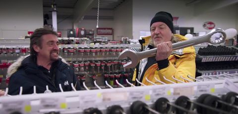 Richard Hammond und James können im Grand Tour Scandi-Streifen einen riesigen Schraubenschlüssel in einem Werkzeugladen bewundern