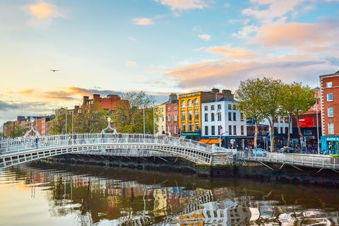 the ha'penny bridge in dublin