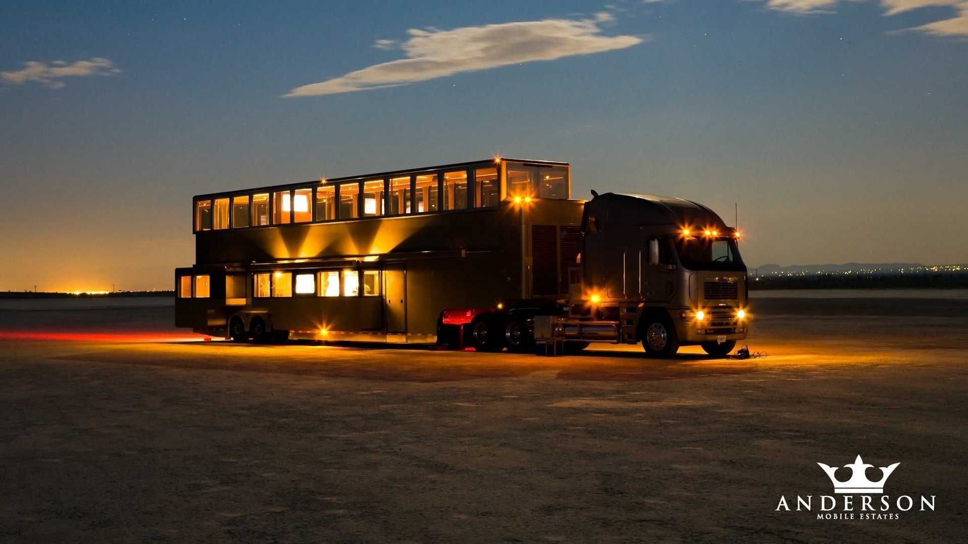Así es la autocaravana gigante de Will Smith con sala de cine