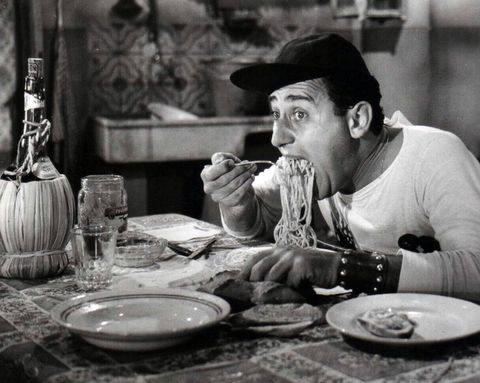 Alberto Sordi eating spaghetti in 'An American in Rome'