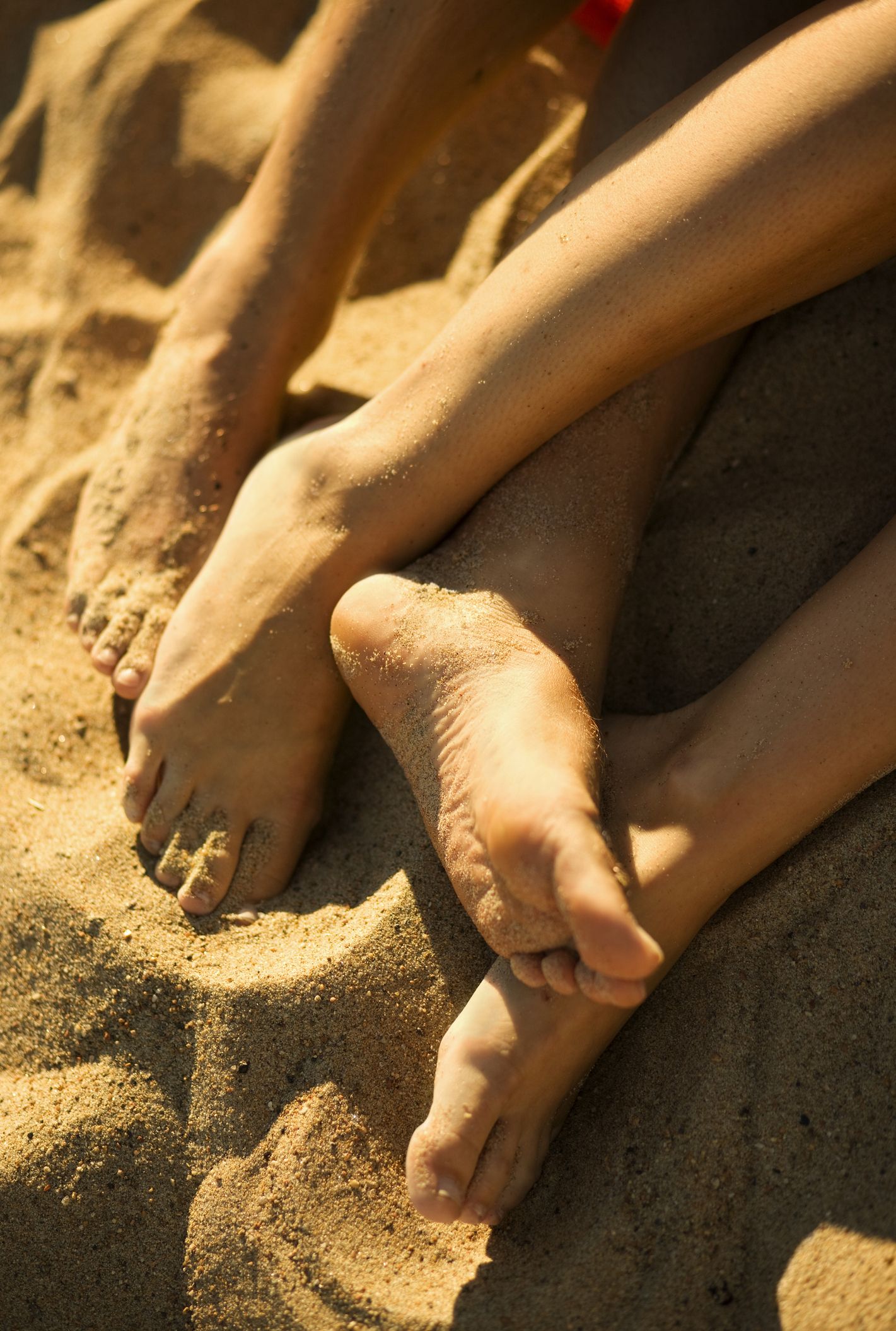 Men women making love at the beach 9 Worst Things About Having Sex On The Beach