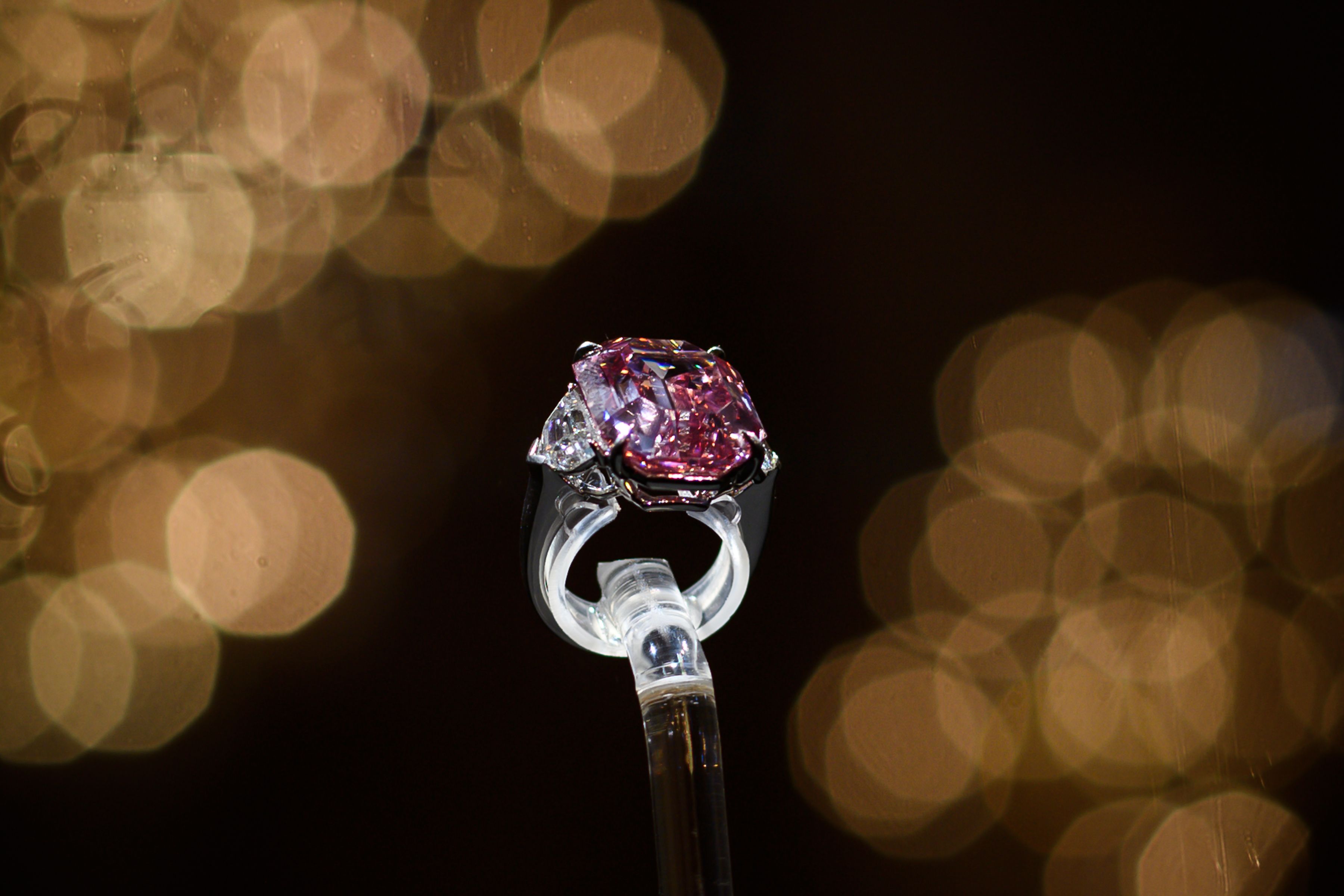 Pink Legacy, il diamante rosa che vale 50 milioni di ed è così grosso che lo vedi dalla Luna Pink Legacy, il diamante rosa che vale 50 milioni di ed è così grosso che lo vedi dalla Luna
