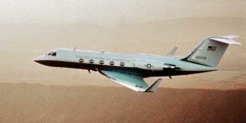 米大統領には 秘密の軍用ジェット機が帯同している 米大統領には 秘密の軍用ジェット機が帯同している