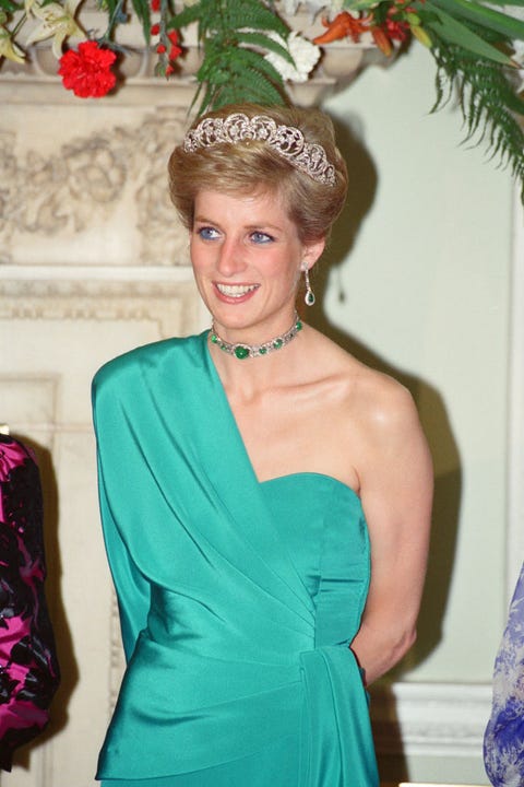 26 Photos of Princess Diana, Queen Elizabeth, & Other Royals Glowing in  Emeralds