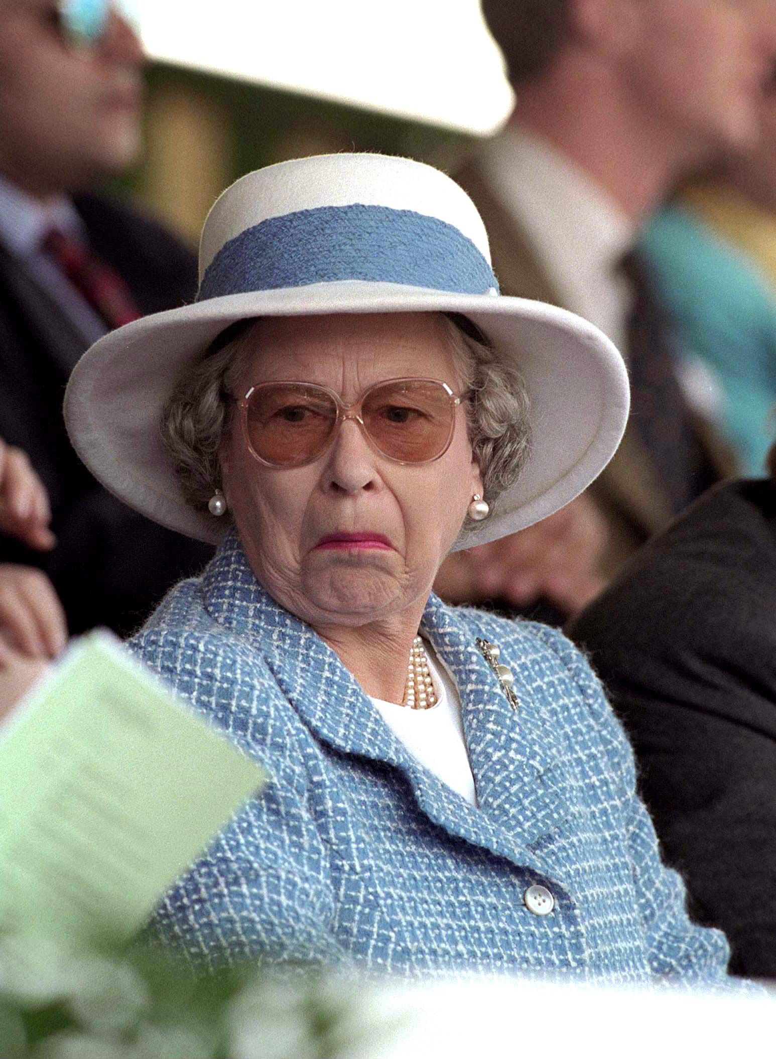 売筋品 エリザベス女王在位70年記念　リバティ限定スカーフ バンダナ/スカーフ