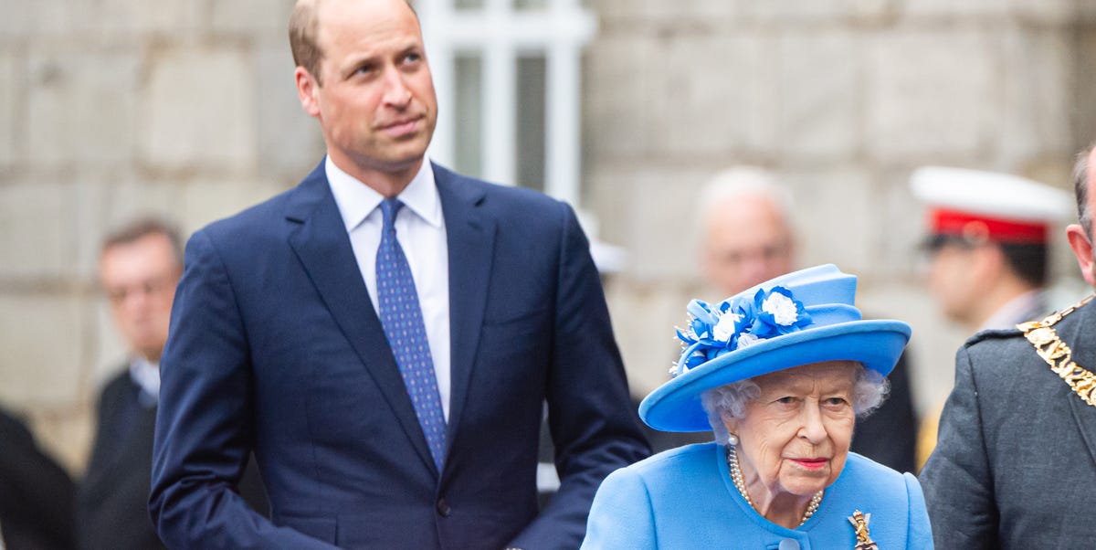This video of the Queen telling off Prince William is going viral