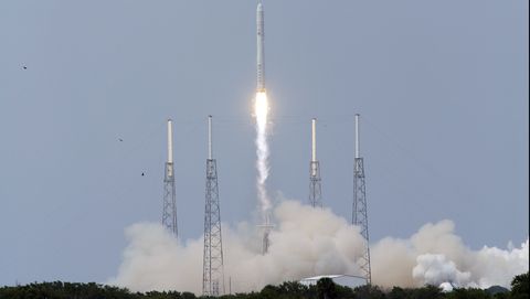 spacex launches giant falcon 9 test rocket