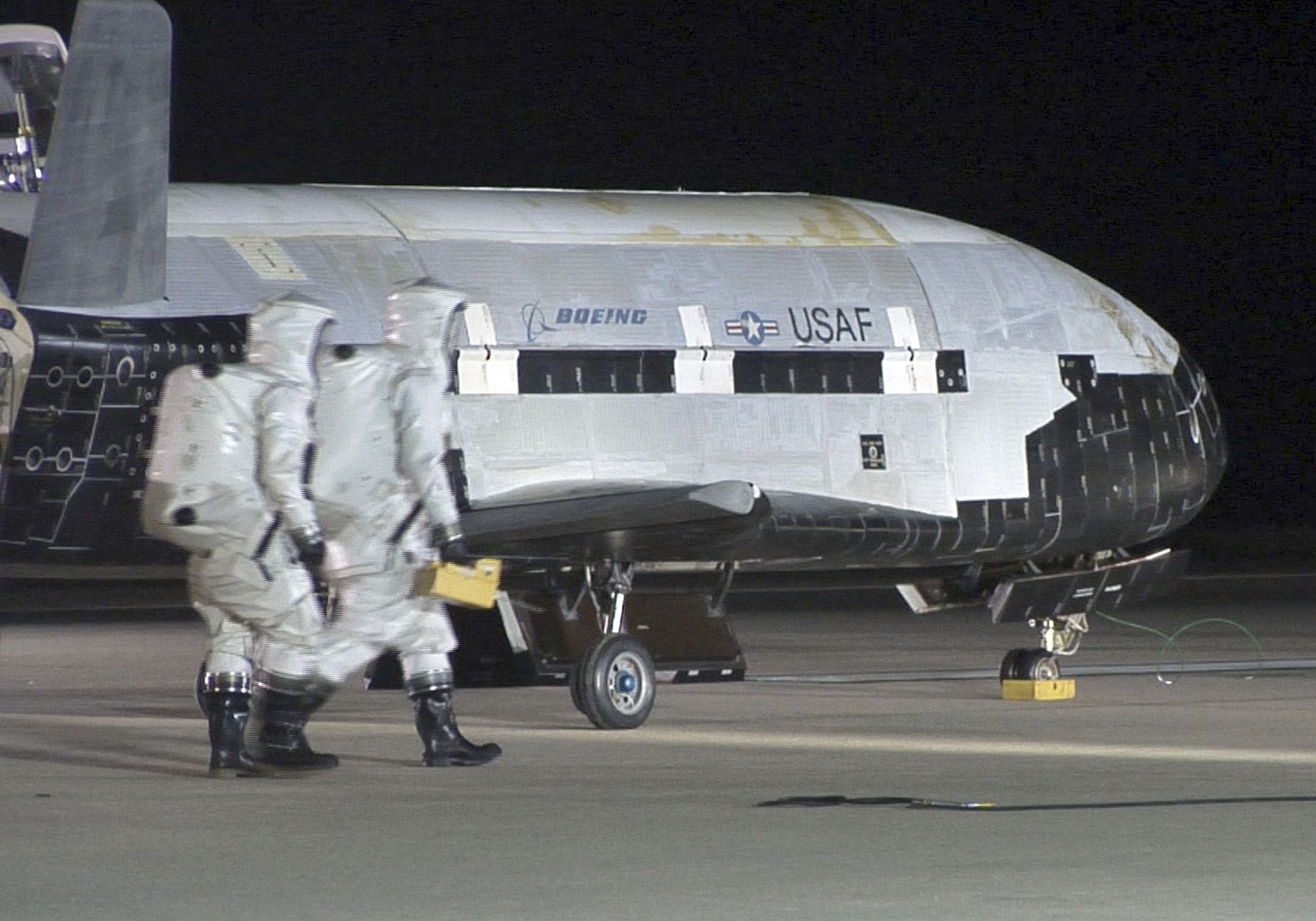 the-x-37b-orbital-test-vehicle-sits-on-the-runway-during-news-photo-587833230-1563990078.jpg