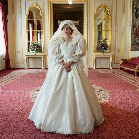 la photo de la couronne s4 montre la princesse diana emma corrinthe la créatrice de costumes de la couronne voulait créer quelque chose qui n'était pas une réplique exacte de la robe originale de lady diana mais qui capturait le même esprit et le même style du design emblématique de david elizabeth emanuel amy roberts, notre designer, a parlé à David emanuel en détail sur les croquis et les dessins originaux d'Emanuel, il a été incroyablement collaboratif et utile à l'équipe de conception et a parlé des détails de nombreux dessins originaux