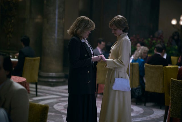 a coroa s4 imagem mostra camilla parker bowles esmeralda fennell e diana, princesa de gales, emma corrin filmado na austrália casa, aldwych