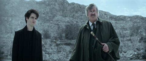 Sandman l to r Tom Sturridge as Dream, Stephen Fry as Gilbert in Sandman cr courtesy of netflix © 2022
