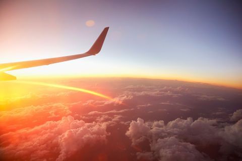 飛行機で移動すると疲れる理由は 飛行機に乗っているときに起こっている身体の反応