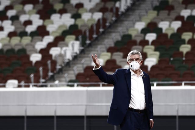 el presidente del coi thomas bach señala al aire en el estadio olímpico de tokio