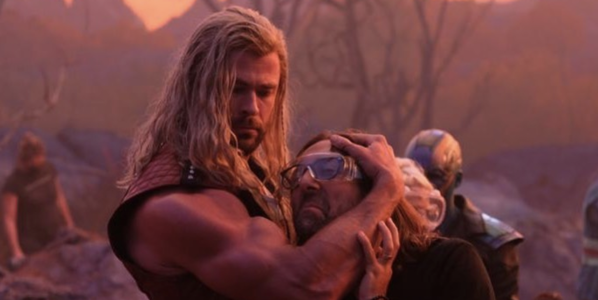 Chris Hemsworth montre ses biceps divins dans la photo BTS ‘Thor’