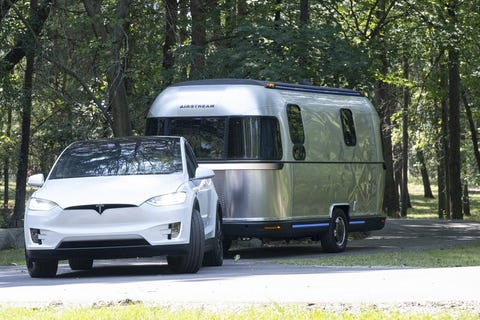 concept estream thor airstream avec véhicule de remorquage tesla model x