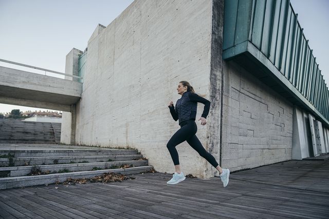 een vrouw doet een threshold training om sneller te worden met hardlopen