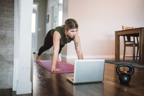 vrouw doet online workout