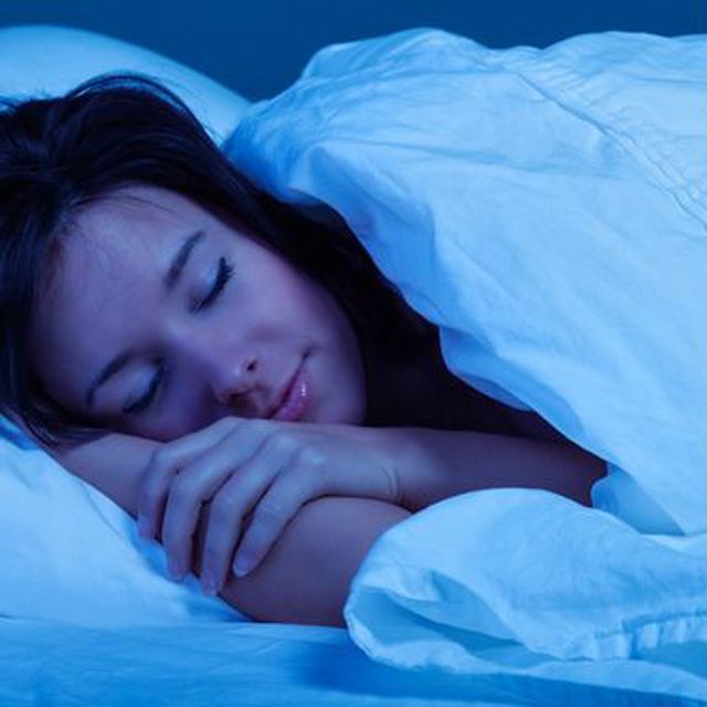 テレワークが増えて生活のリズムが乱れ、睡眠のトラブルが増えた人も多いのでは。そこで、サーカディアンリズム（時計遺伝子）と健康医学を研究する、ハーバード大学医学部兼ソルボンヌ大学医学部客員教授の根来秀行先生に、睡眠の質を上げる方法をask！ 先生も実践する呼吸法や入眠のコツなど、具体的な方法を披露してもらった。