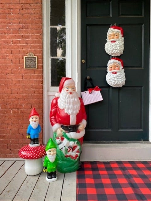 20 ways Christmas Door Decorations to get guests into the holiday spirit as soon as they ring the doorbell is in here