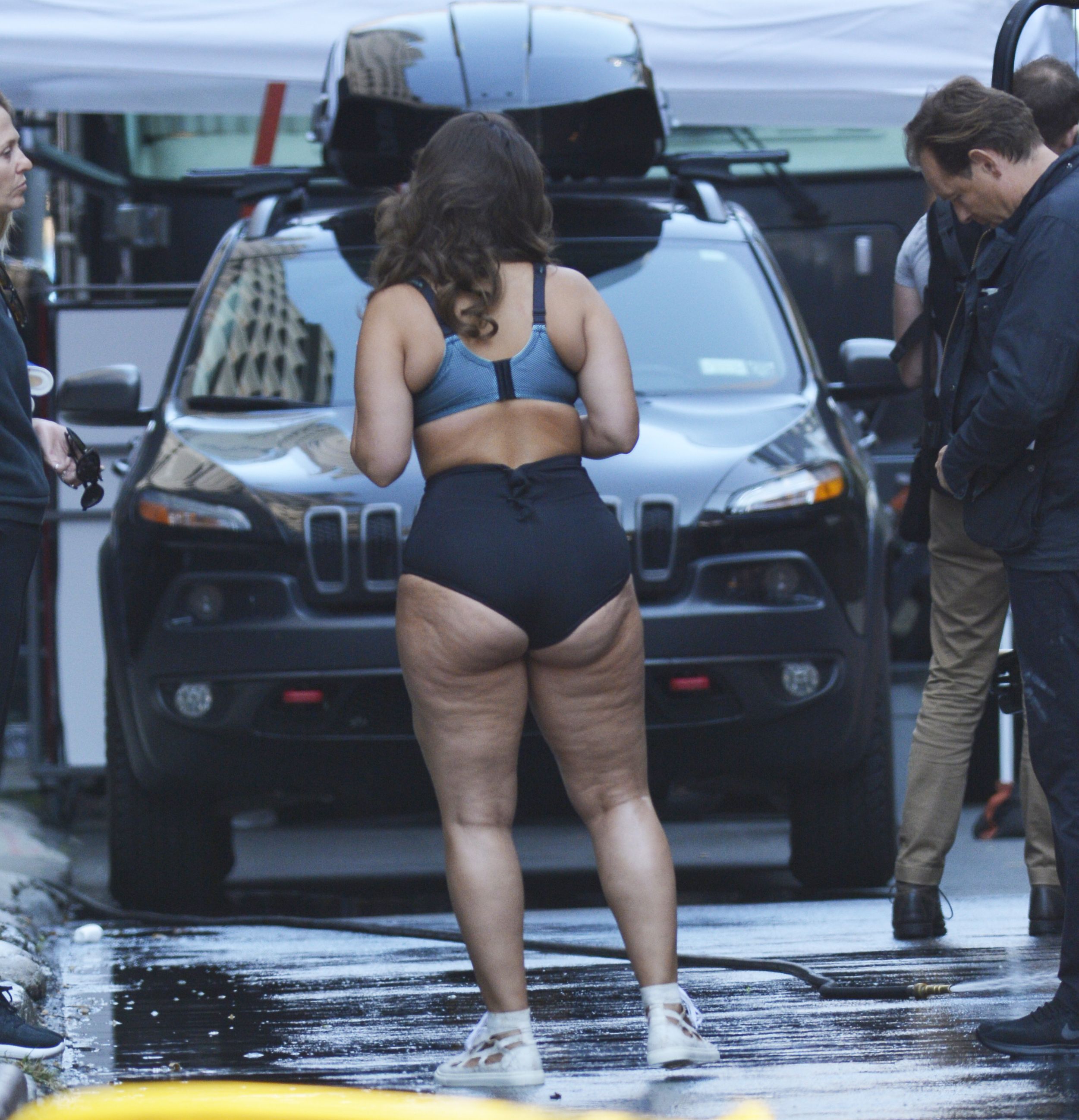 Ashley Graham Is Parading Around Nyc In Her Undies And Her Butt Looks Amazing 