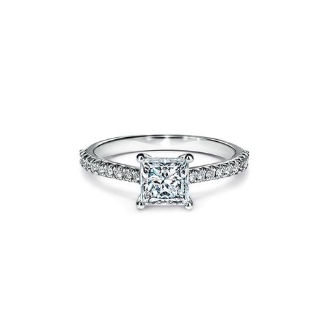 ティファニーのプリンセスカットの婚約指輪の写真。