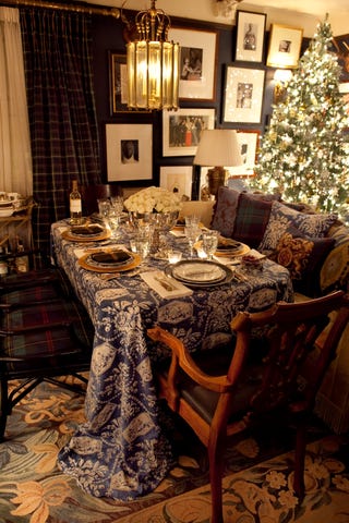 Room, Dining room, Tablecloth, Furniture, Property, Interior design, Table, Home, Lighting, House, 