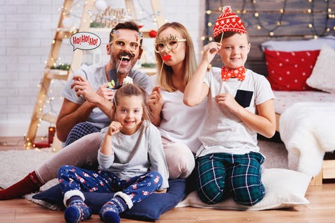 christmas card photo ideas family with christmas props