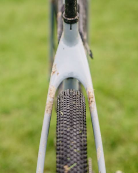 Bicycle wheel, Bicycle part, Bicycle tire, Grass, Bicycle, Spoke, Vehicle, Wheel, Plant, Rim, 