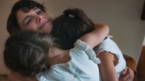 jessie buckley as young leda with her two daughters