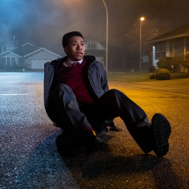 nueva serie de terror netflix un personaje de la serie de netflix club de medianoche