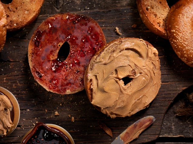 Bagel Tostati Con Burro Di Arachidi e Marmellata cosa mangiare prima di una corsa