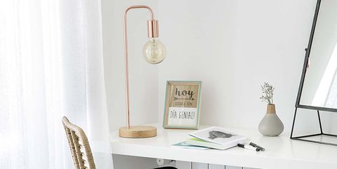 lámpara de cobre en el escritorio
