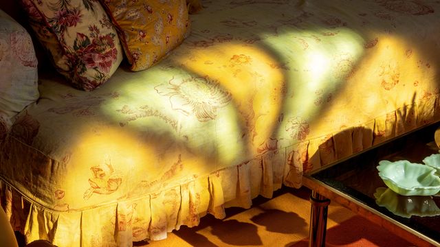 dettagli di sofà giallo