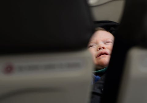 ¿Por qué los bebés lloran en los aviones? Bebé llora en avión.