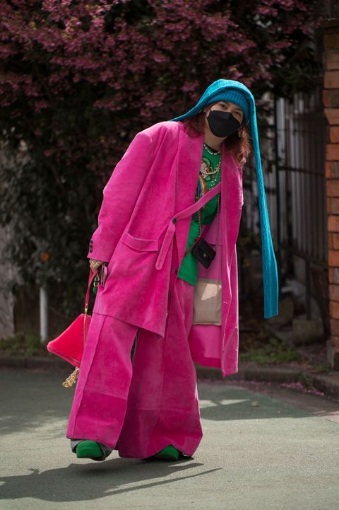 streetstyle roze pak oversized tijdens tokyo fashion week