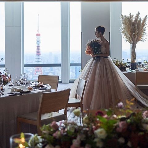 アンダーズ 東京の「東京スタジオ」からの眺望を見る花嫁の写真」。