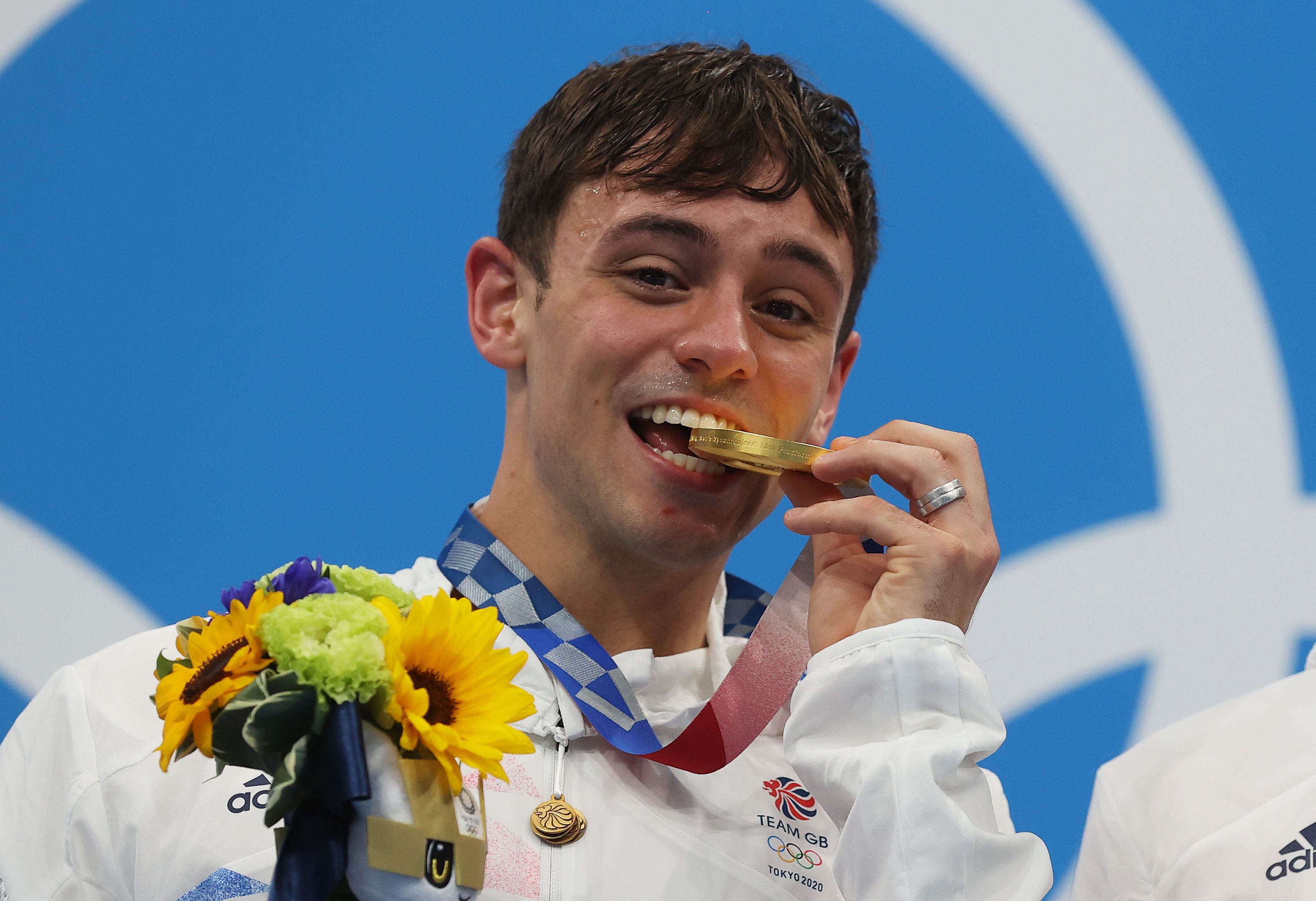 tom daley is delivered a bag of yarn during the diving at the tokyo olympics