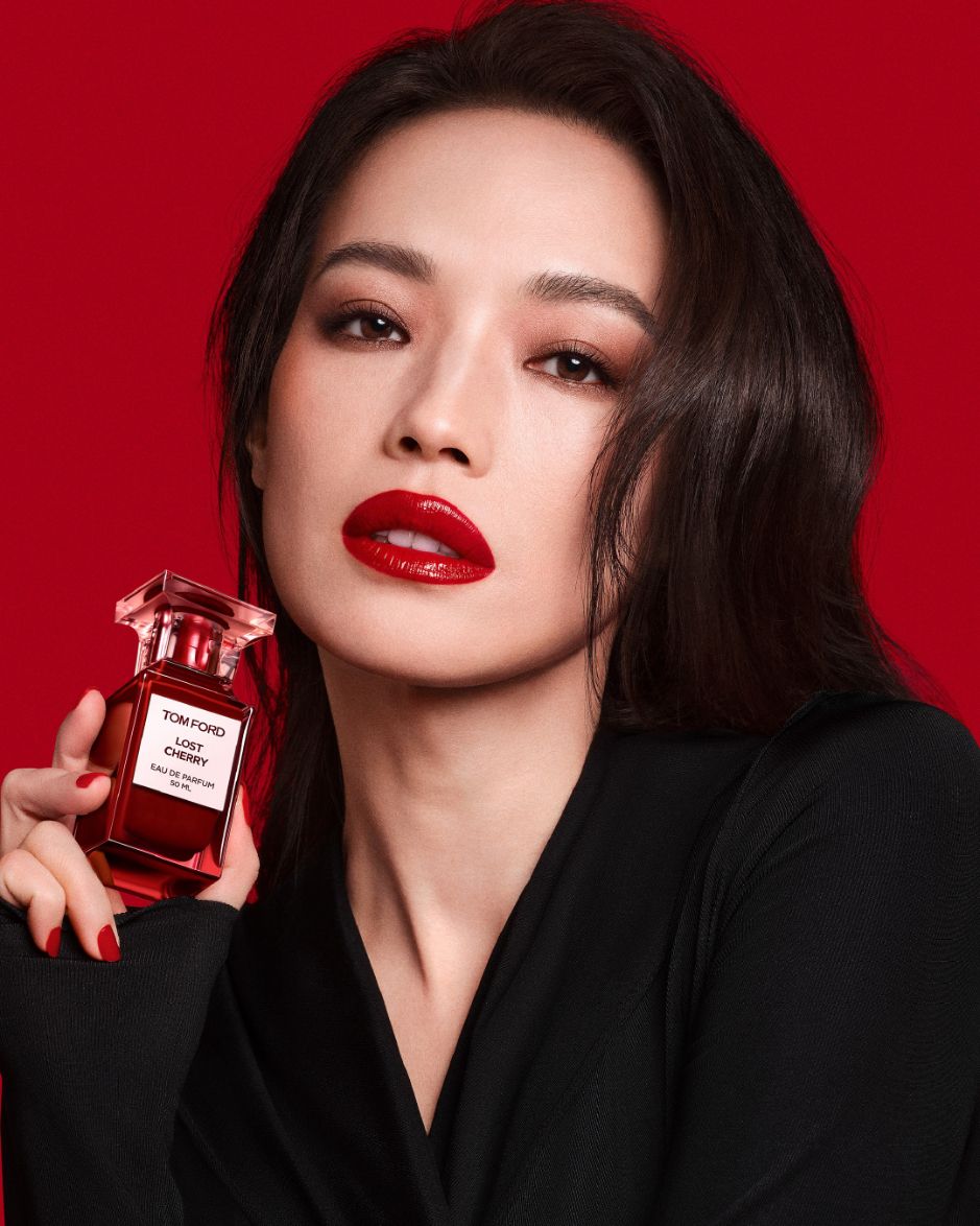 舒淇成為TOM FORD BEAUTY香氛與彩妝形象大使！廣告照一秒美哭眾人，使用眼影盤、唇膏色號公開