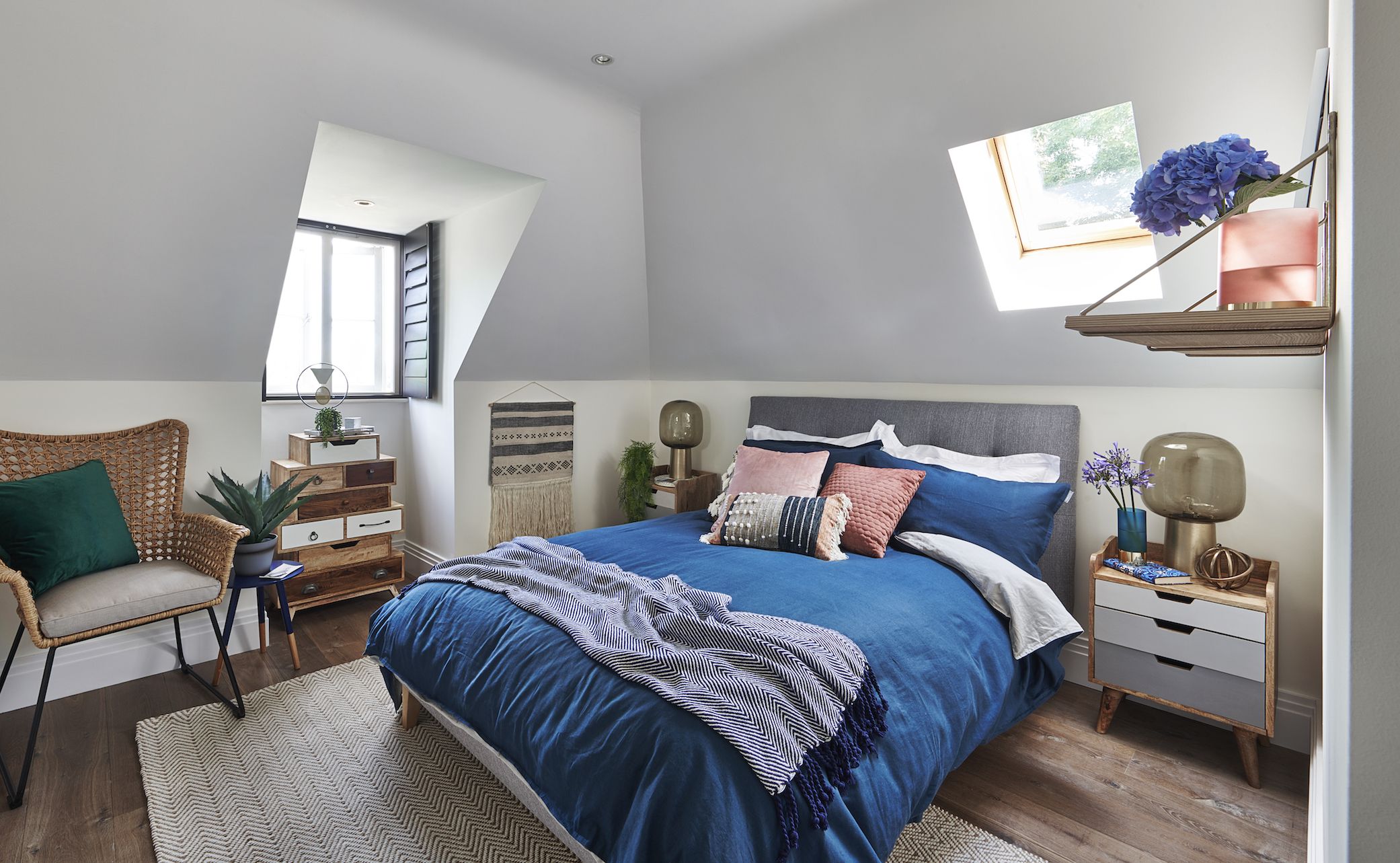 Ideas For Bedroom Makeover : Small Bedroom Room Makeover Ideas Trendecors / As a companion piece to our recent living room makeover post, today we highlight 5 easy bedroom makeover ideas.