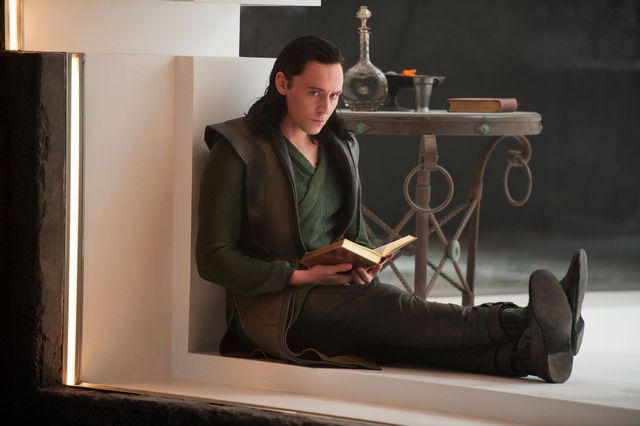 loki tom hiddleston leyendo