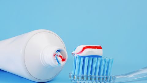 Moet je je tandenborstel natmaken als je gaat poetsen?
